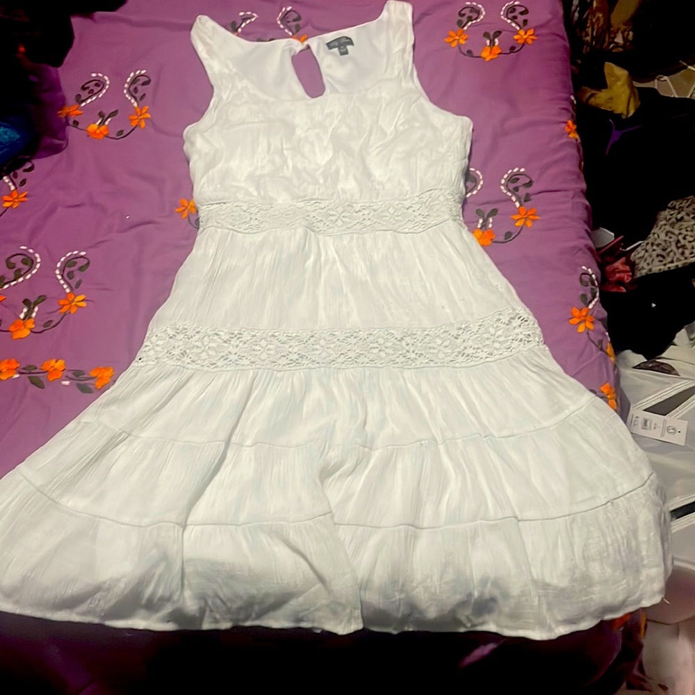 I am selling a white dress no sleeves and short